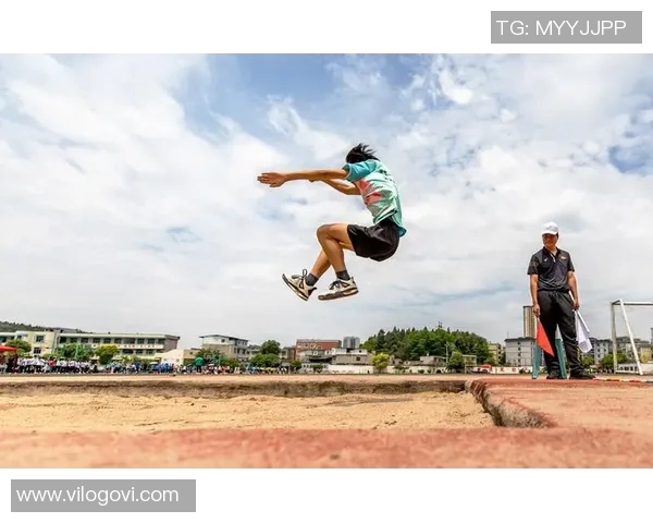 篮球明星跳远挑战赛展现运动员多才多艺的魅力与激情